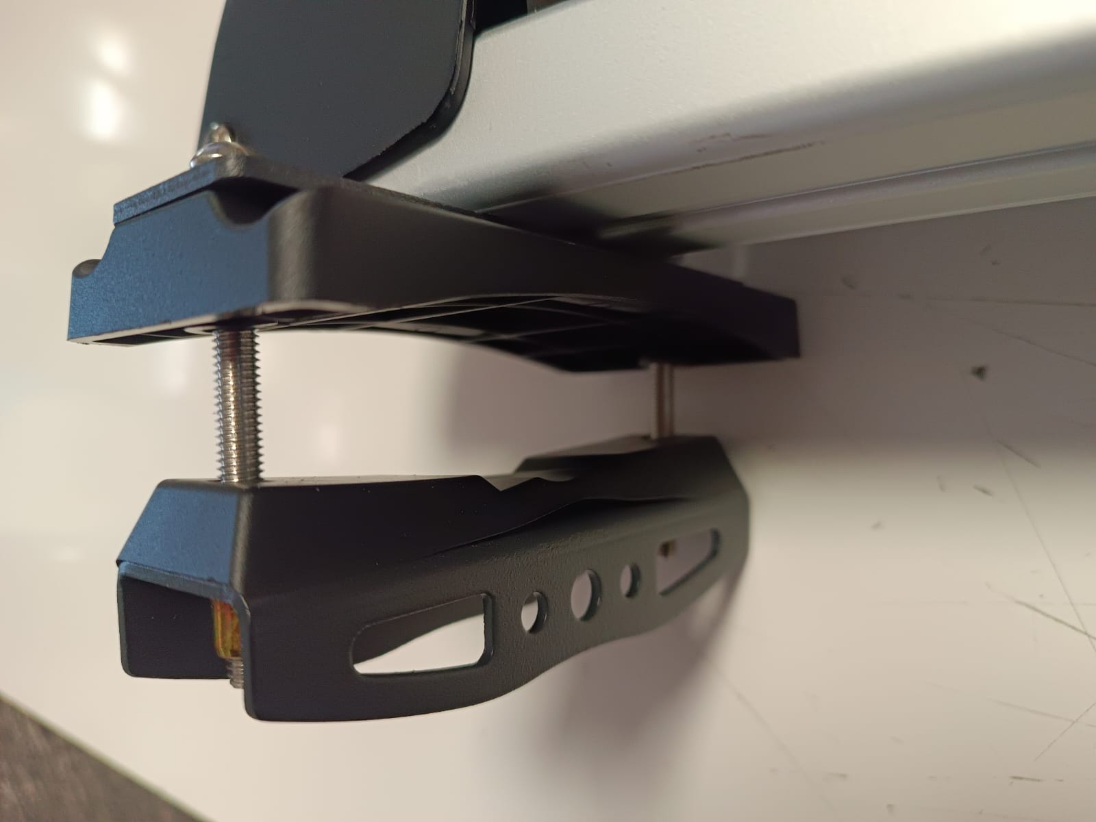 Adaptador Clamp Universal para Barras Portaequipajes Anchas o Con Riel